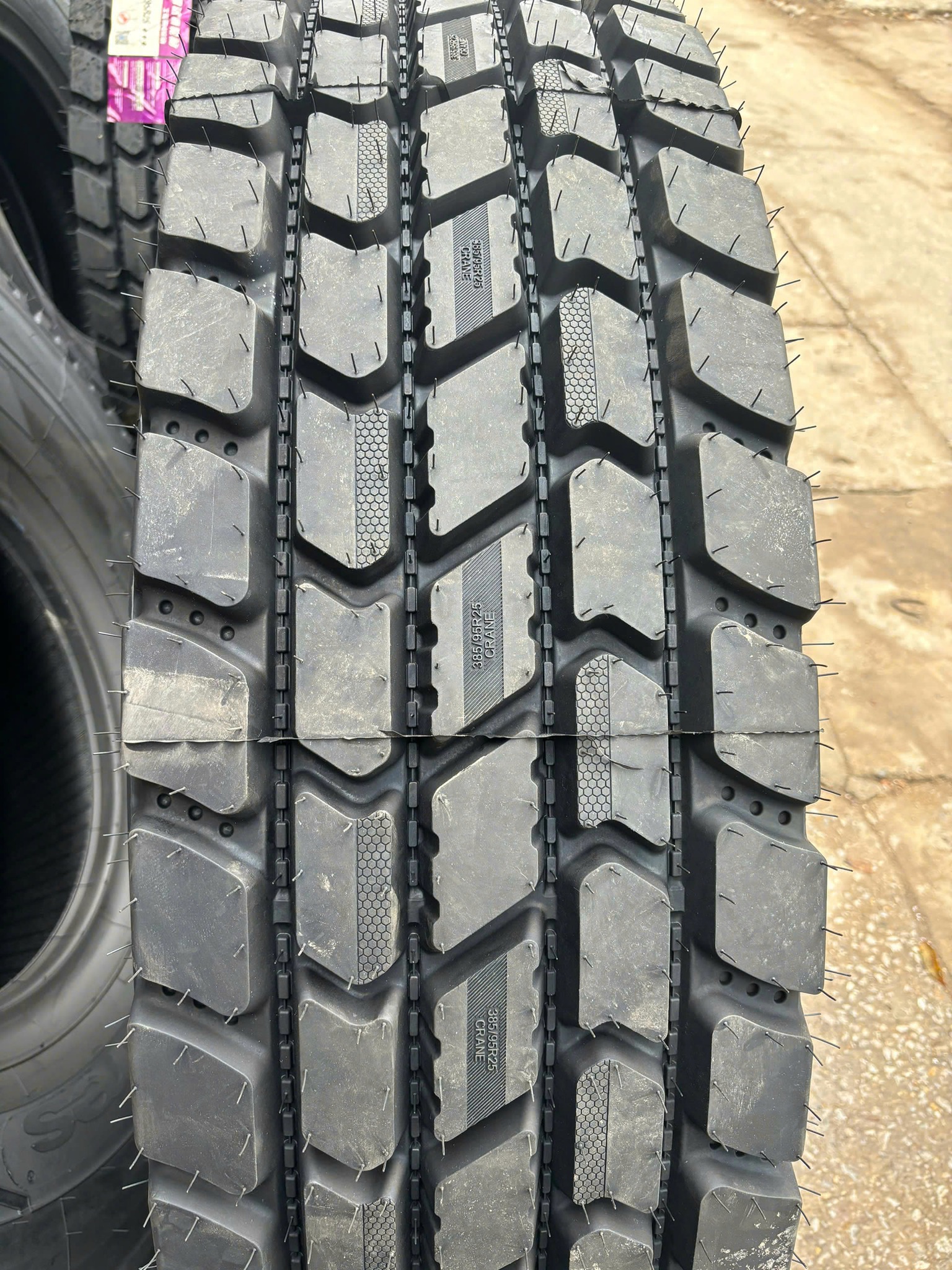 Hình ảnh: Lốp Xe Cẩu - Lốp 385/95R24 BTT